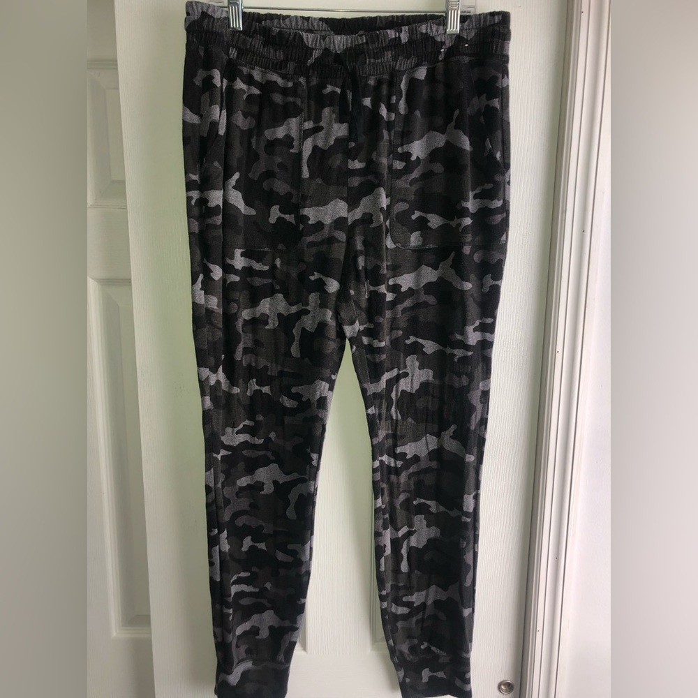 EXPRESS ONE ELEVEN Camo Joggers Size Large